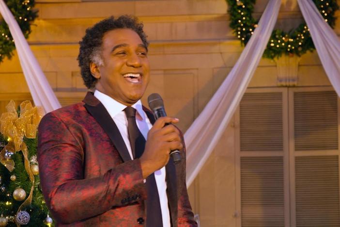 Norm Lewis and the American Pops Orchestra perform "Santa Claus is Comin’ to Town."