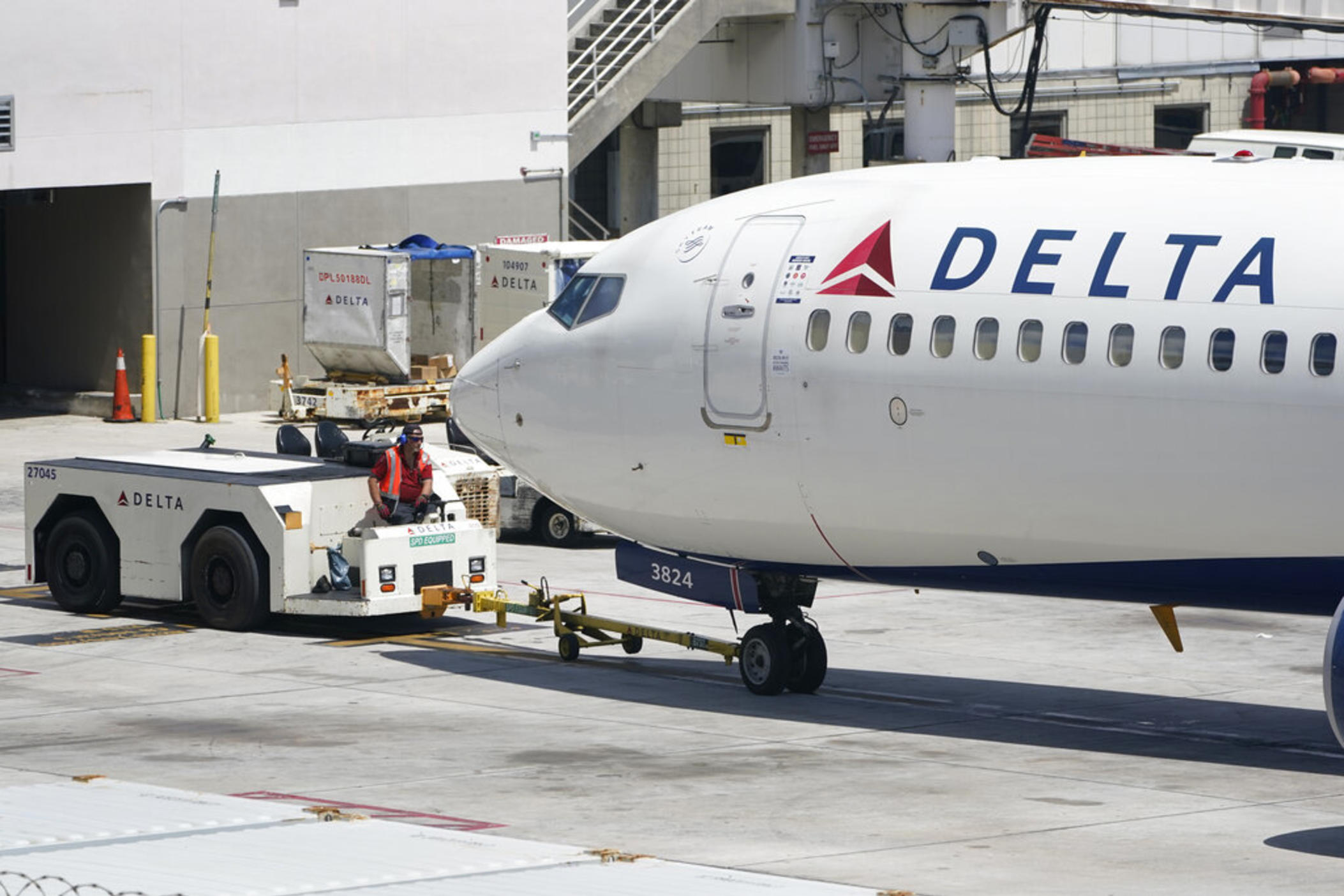 Delta posts $735 million profit, sees strong revenue in Q3