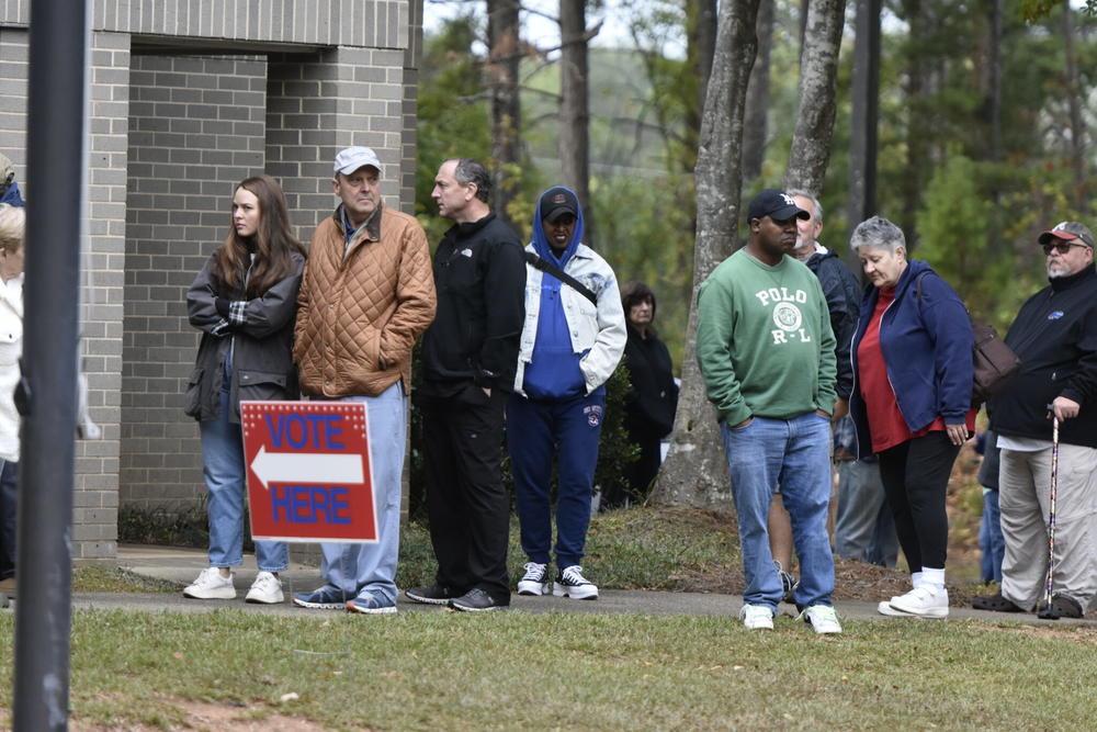  Voters line up at the Rose Creek Public Library in Woodstock for the first day of early voting October 2024. Ross Williams/Georgia Recorder