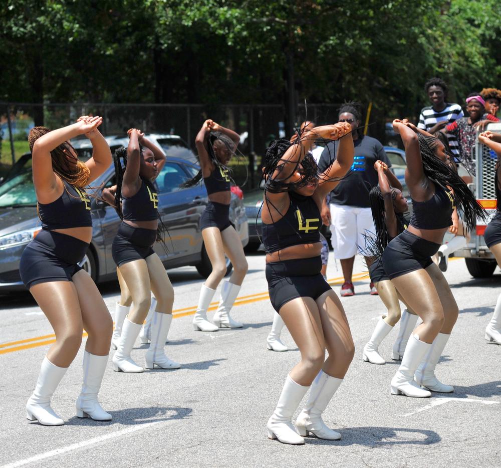 The LE dance team breaks it down to a Drake song in the parade. 