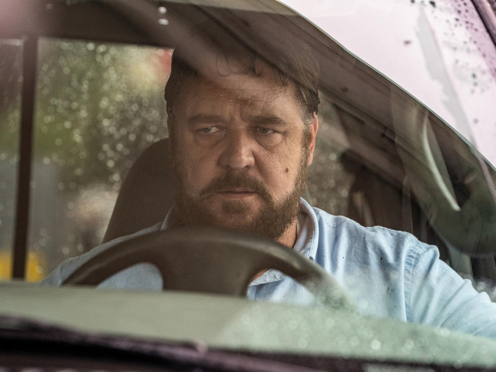 Russell Crowe plays a man who hunts down a woman who honks and passes him at a traffic stop in <em>Unhinged</em>.