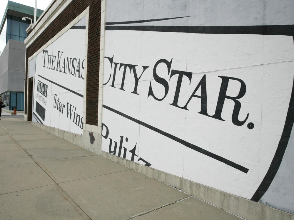 A mural on the wall of the circulation building off <em>The Kansas City Star</em> in 2006, in Kansas City, Mo.
