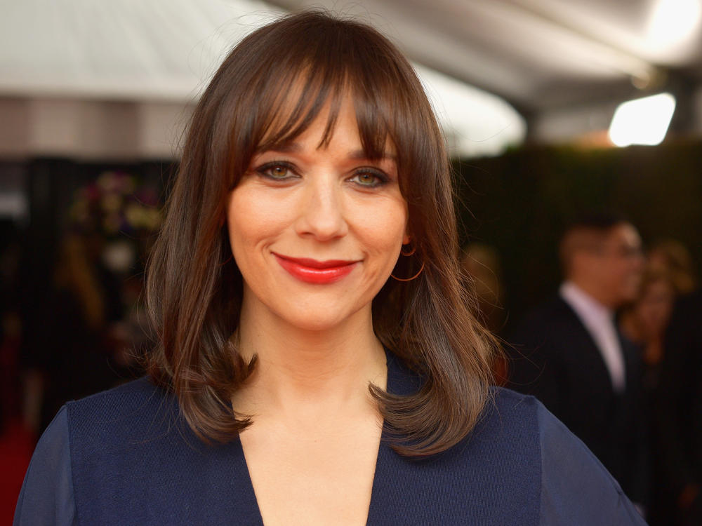 Rashida Jones says that growing up with two famous parents (Quincy Jones and Peggy Lipton) gave her a 