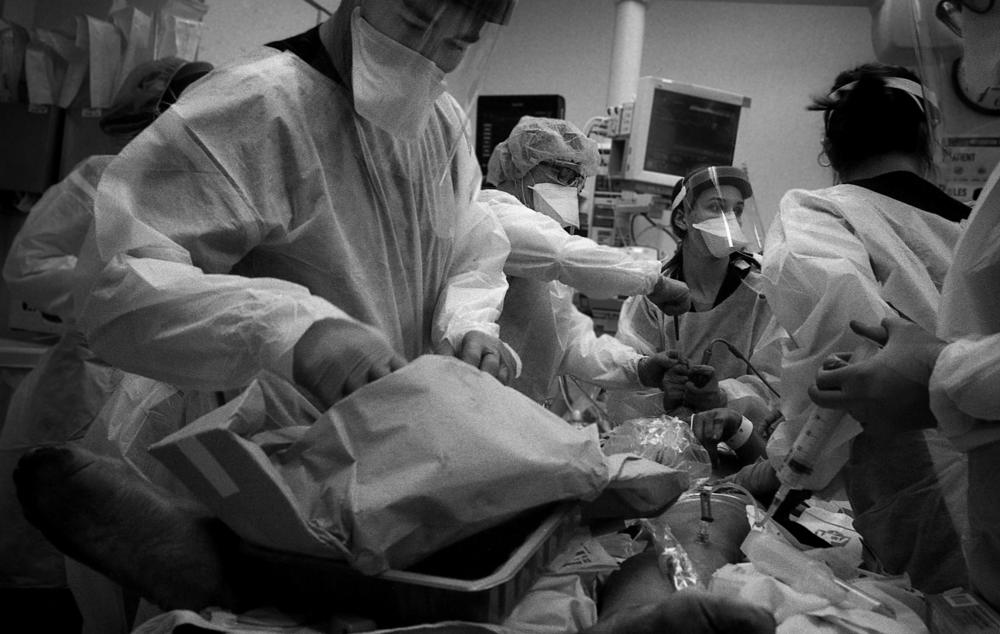 Drs. Brett Barro and Simone Miller work quickly to resuscitate a rapidly deteriorating COVID-19 patient.
