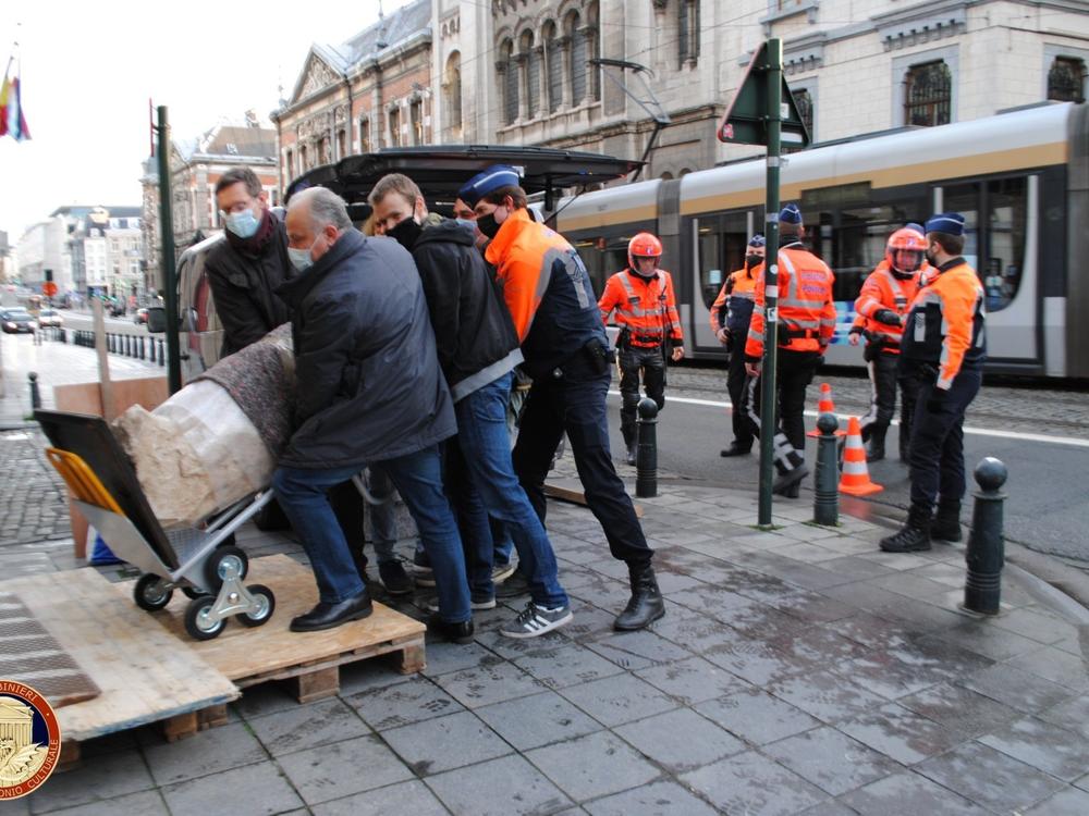 An image released by the Carabinieri documents the recovery of the Togatus statue that was discovered in Belgium.