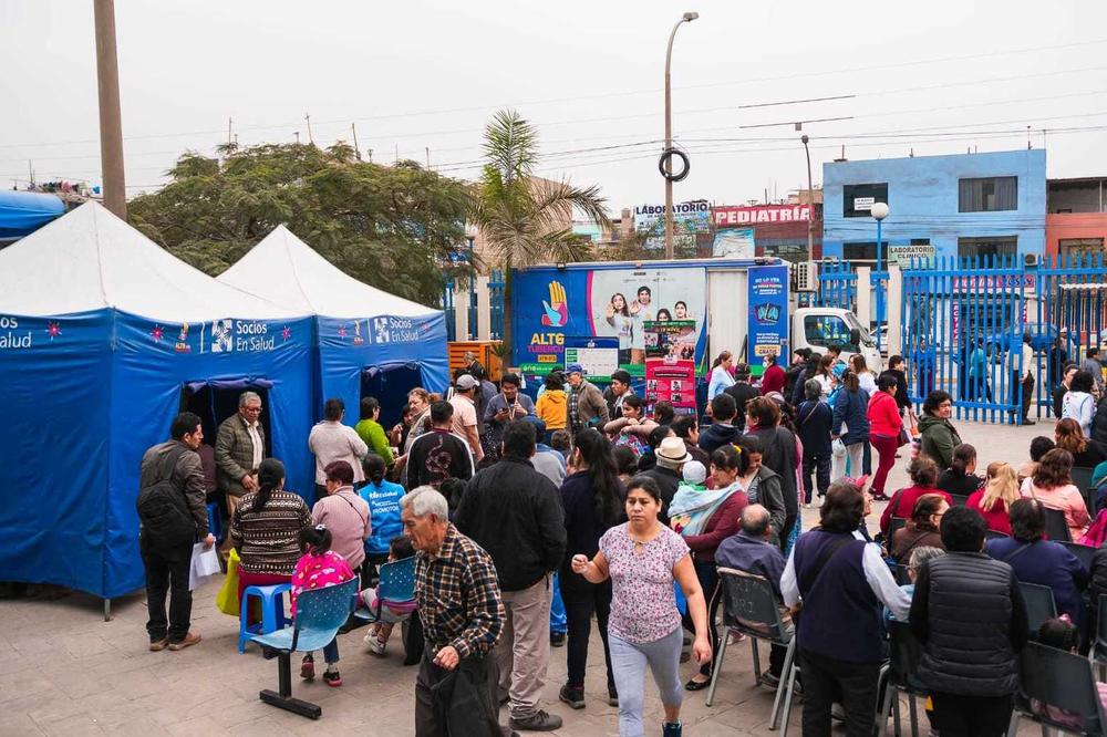 Before the pandemic, a crowd of people wait to be screened by the TB Móvil program in a busy neighborhood in Lima, Peru.