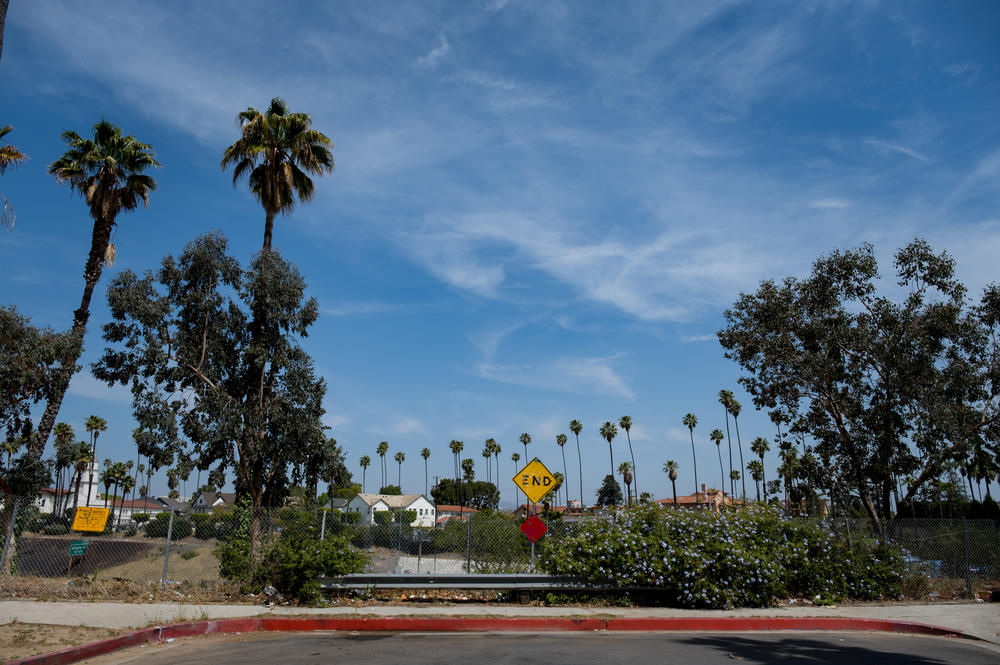 In the neighborhood of West Adams, a culdesac sits against the interstate 10 freeway.