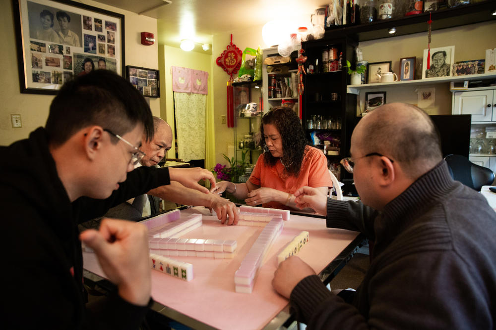 When Jackie comes home from Washington, D.C., where he lives and works, the family gathers together to play mahjong. 