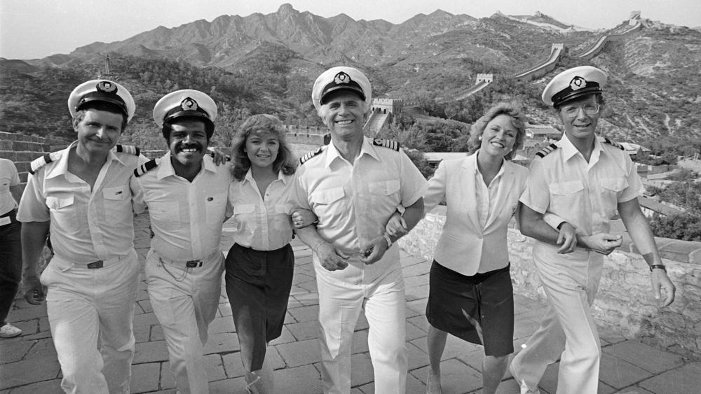The cast of <em>The Love Boat</em> pictured at the Great Wall near Beijing, China, in 1983. Gavin MacLeod, center, died Saturday at age 90.