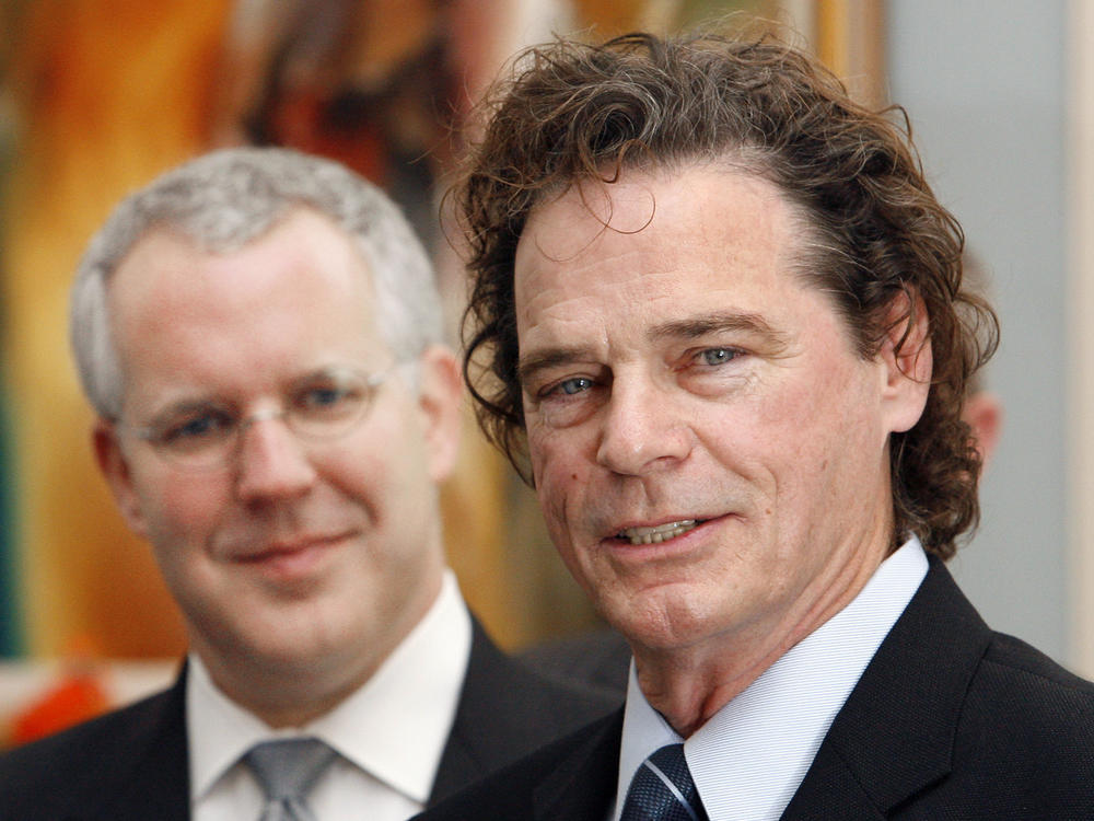 B.J. Thomas, right, seen in 2007 after Gov. Brad Henry, left, presented Thomas with a proclamation at the state Capitol in Oklahoma City.