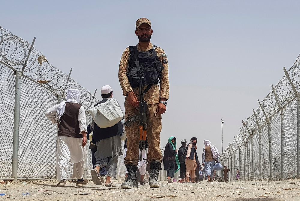 <strong>Sun., Aug. 15:</strong> A Pakistani soldier stands guard as stranded Afghan nationals return to Afghanistan at the Pakistan-Afghanistan border crossing point in Chaman.