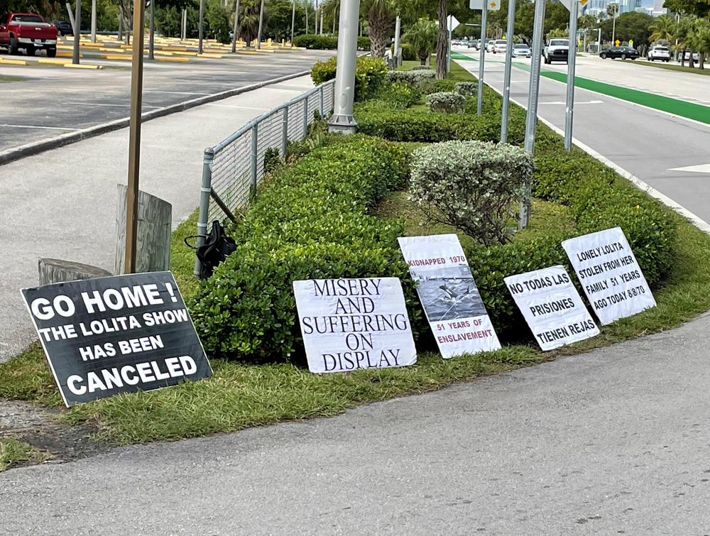 Protesters display messages outside the entrance to discourage visitors to the Seaquarium