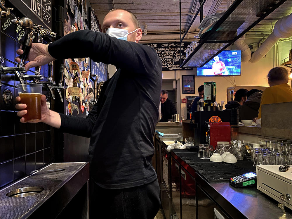Last call at a Moscow bar on Wednesday night. The city has shut down most service industry businesses amid a record surge in coronavirus infections and deaths.