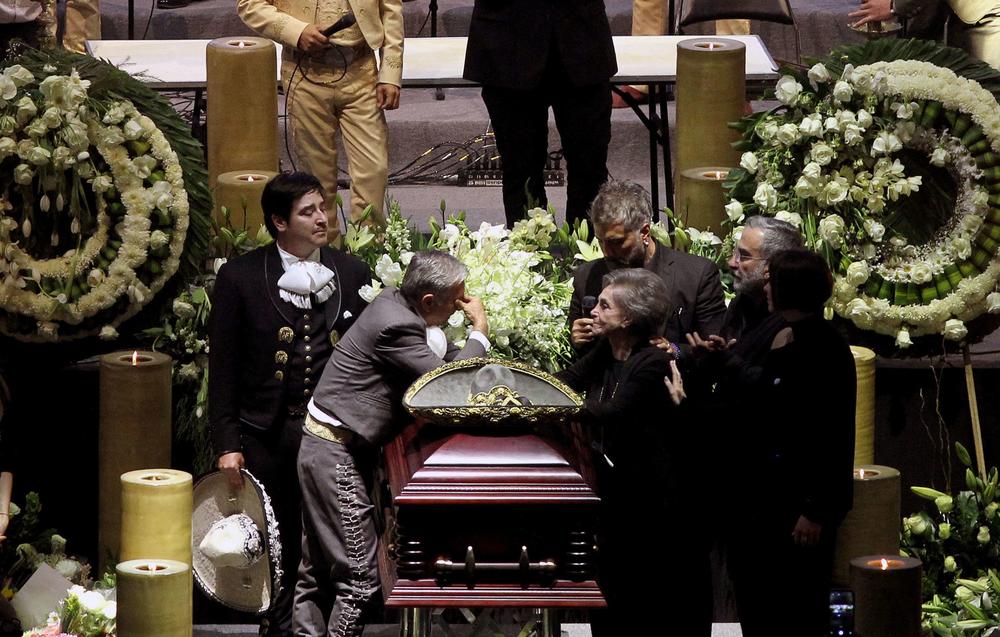 The sons of Mexican singer Vicente Fernández, Gerardo (L-Front), Alejandro (R-back), Vicente Jr (R) and his widow Maria del Refugio Abarca (R-Front), mourn next to his coffin during his funeral at 