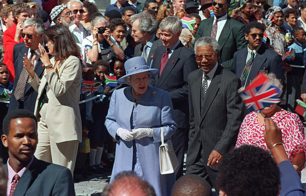 <strong>March 20, 1995:</strong> Queen Elizabeth II and South African President Nelson Mandela walk from the president's office to parliament in Cape Town, South Africa during the queen's week-long celebratory visit to the country.