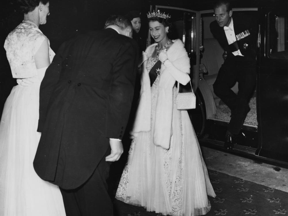 <strong>March 23, 1954:</strong> Queen Elizabeth II, followed by the Duke of Edinburgh, wearing formal dress as they are greeted on their arrival at Parliament House for the State Banquet in Australia.