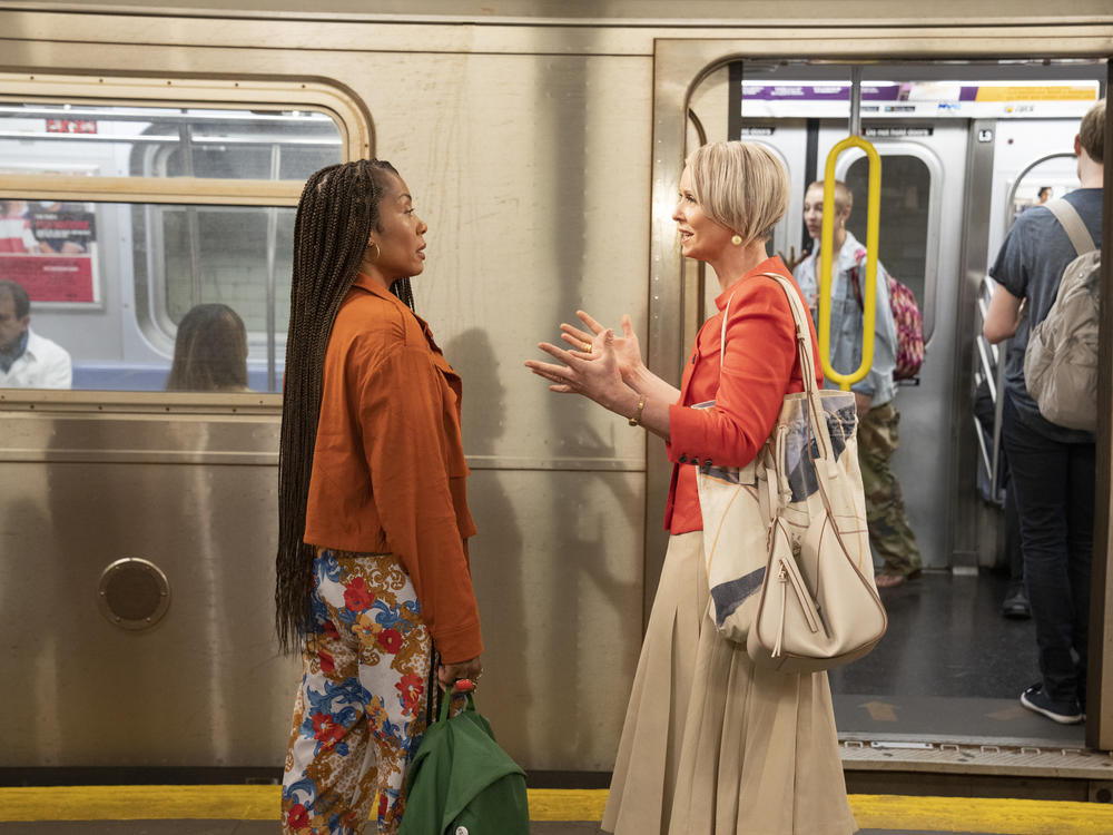 Nya (Karen Pittman) and Miranda (Cynthia Nixon) have an awkward subway encounter.