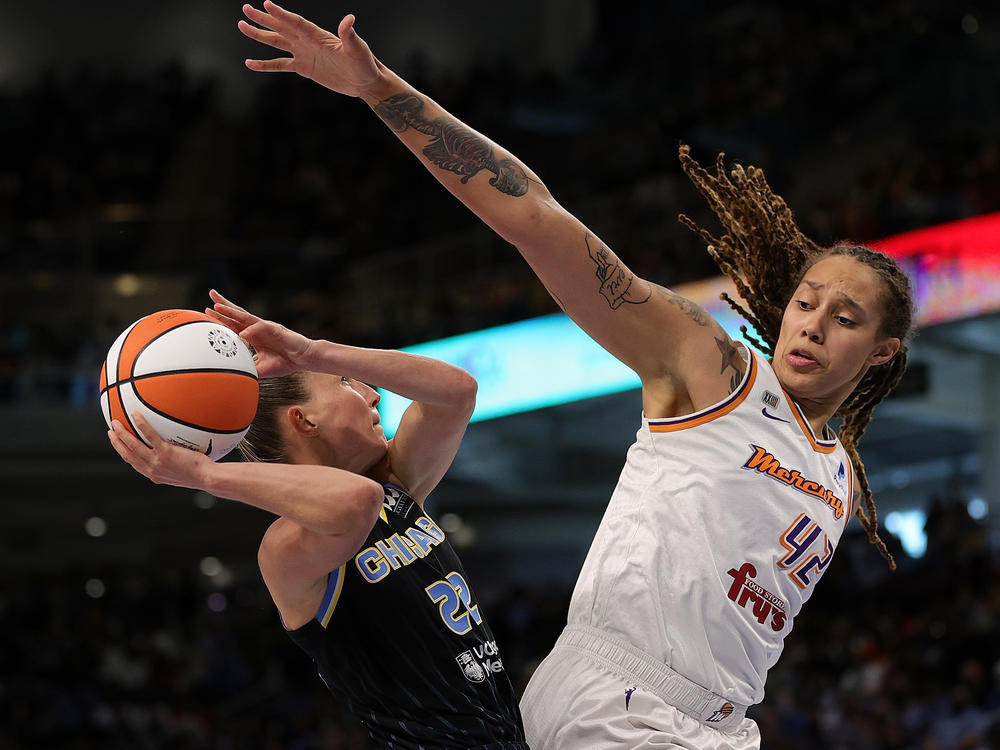 WNBA players Brittney Griner (right) of the Phoenix Mercury and Courtney Vandersloot of the Chicago Sky compete during the WNBA Finals in Chicago in October 2021.