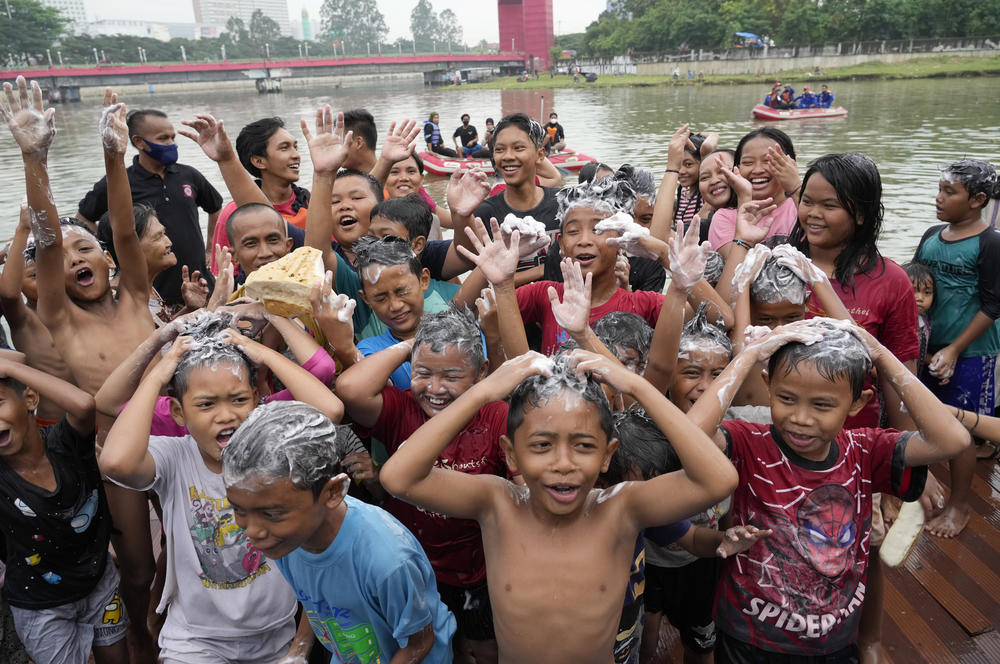 <strong>Tangerang, Indonesia:</strong> Children bath in the Cisadane River on the first evening of the holy fasting month of Ramadan.