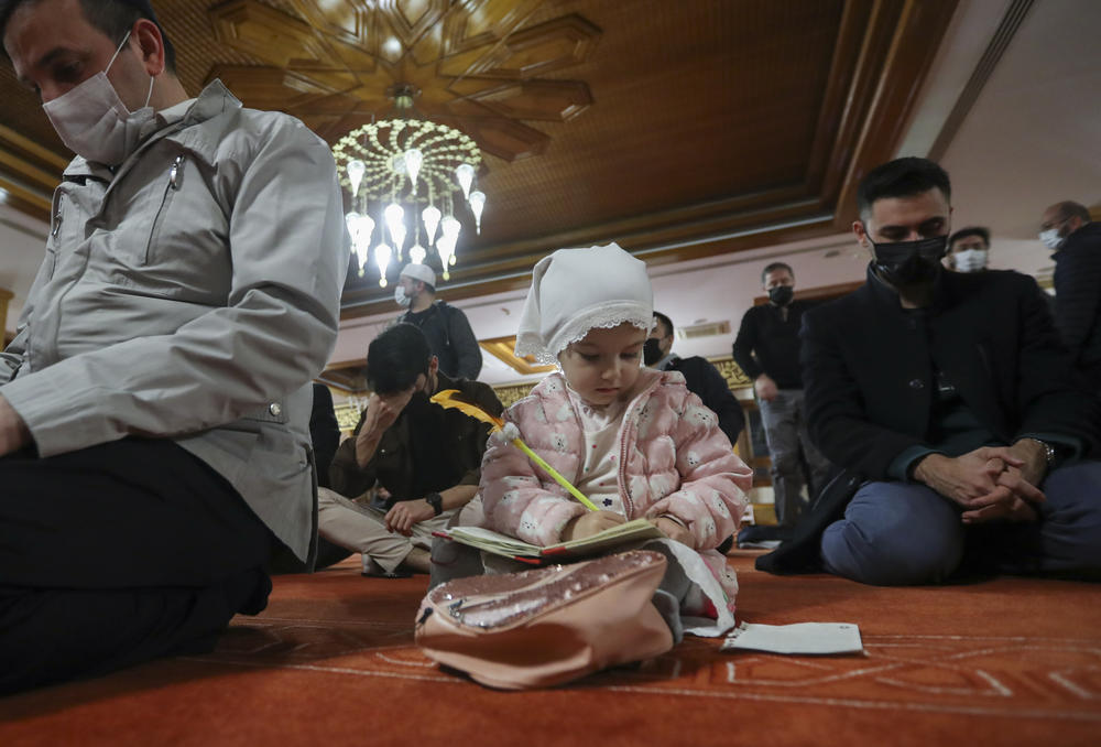 <strong>Ankara, Turkey:</strong> Muslims perform the first tarawih prayer of Ramadan.