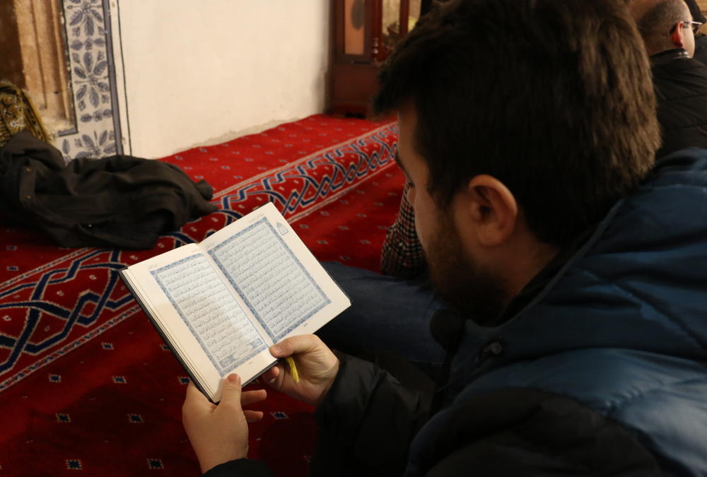 <strong>Pristina, Kosovo:</strong> Muslims gather to perform first tarawih prayer of Ramadan.