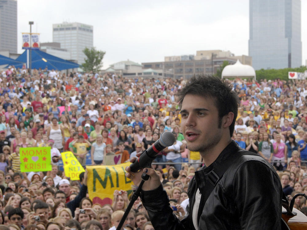 Kris Allen speaks to a crowd of fans while performing in Little Rock, Ark., while he was an <em>American Idol</em> finalist in 2009.