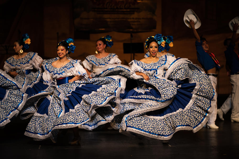 Miembros del grupo de Danzas y Bailes tradicionales Alma Mexicana interpretan un baile regional de Sinaloa, México, en el Teatro Ferrocarrilero Gudelio Morales de Ciudad de México en julio.