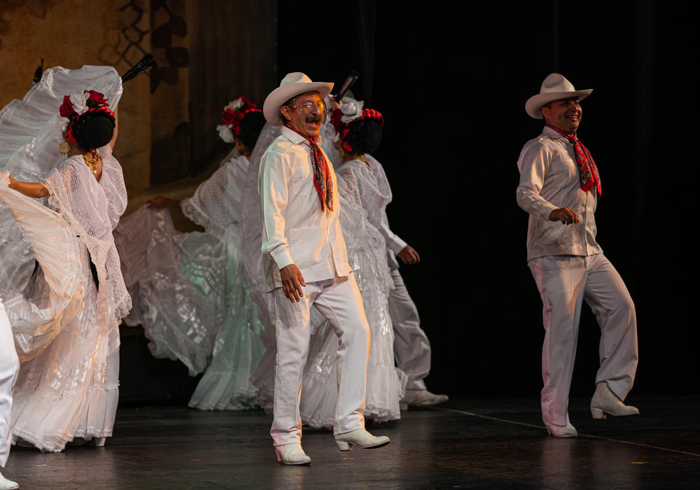 Tío Sergio Carlos Mayorga, que ha bailado folklórico por 42 años, en el Teatro Ferrocarrilero Gudelio Morales de Ciudad de México en julio.