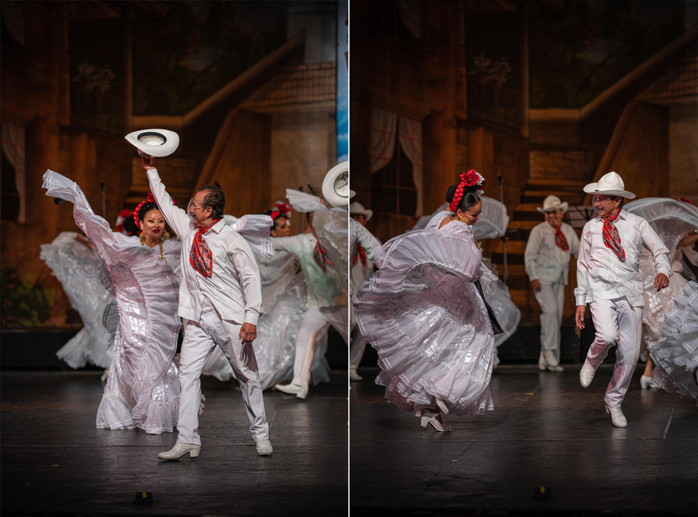 Tío Sergio interpreta un baile regional de Veracruz con los miembros de su grupo en el Teatro Ferrocarrilero Gudelio Morales de Ciudad de México en julio.
