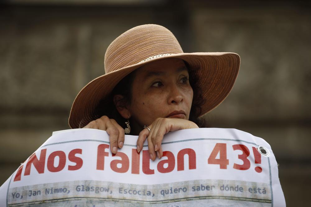 A woman carries a banner that reads in Spanish 