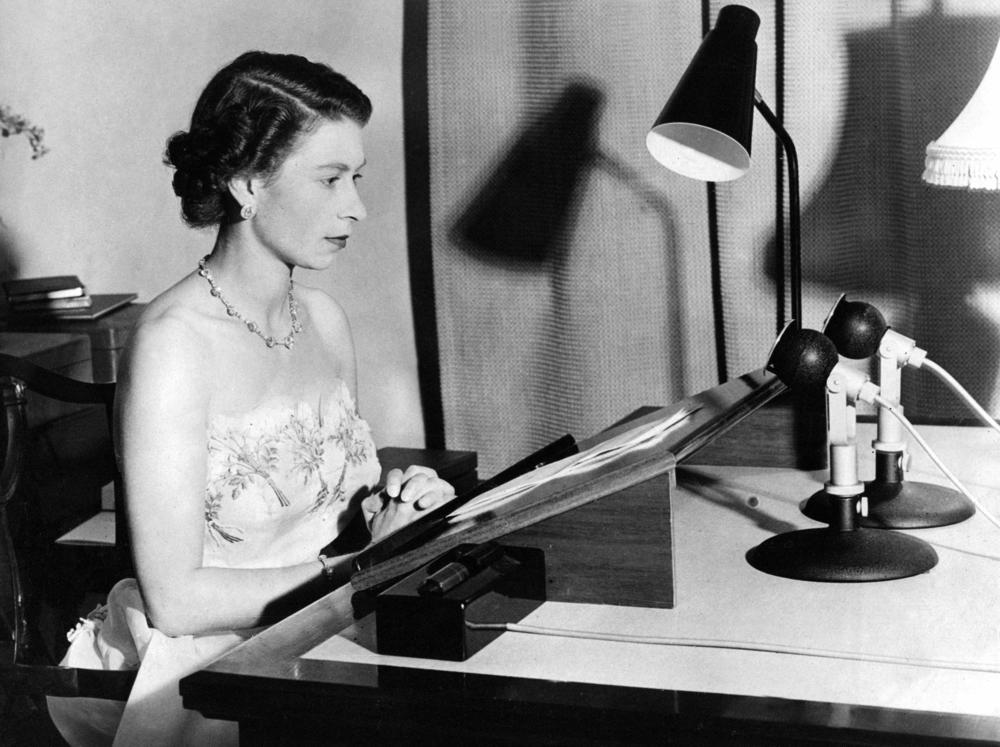 <strong>1950</strong>: Queen Elizabeth II makes her Christmas Day broadcast from Government House, Auckland, New Zealand.