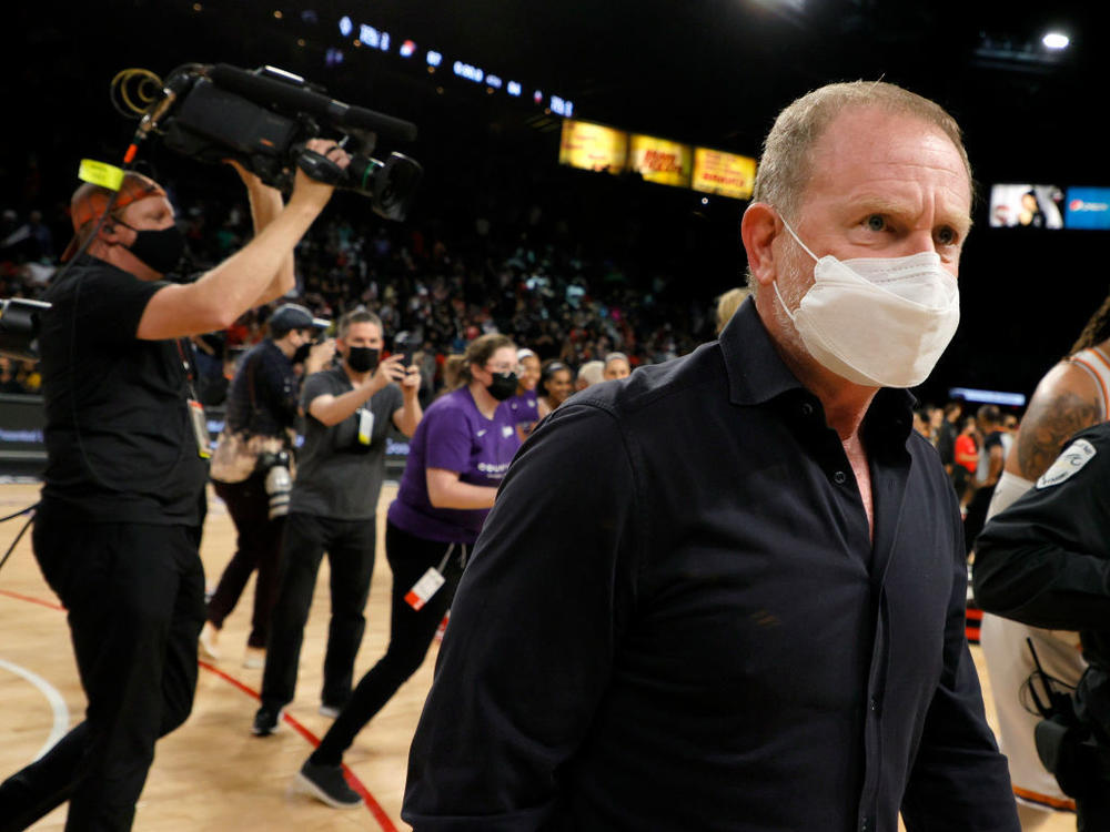 Phoenix Suns owner Robert Sarver is facing increasing pressure to leave the NBA franchise following a league investigation that found many instances of inappropriate workplace behavior.
