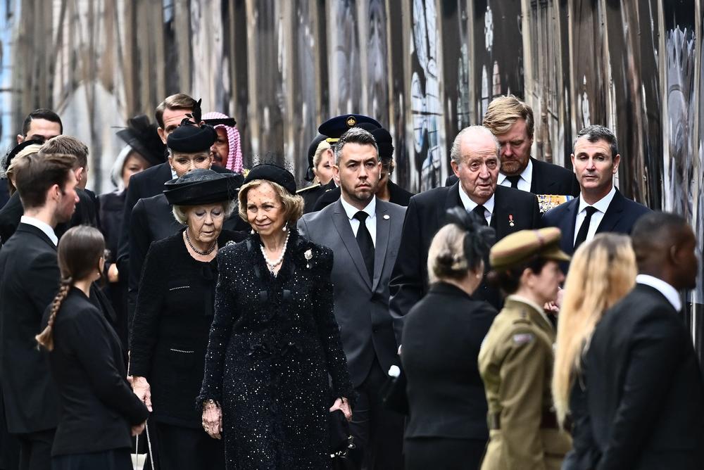Spain's former King Juan Carlos I (C, 2ndR) and his wife Sofia arrive with Netherlands' Princess Beatrix (2ndL) at Westminster Abbey in London.