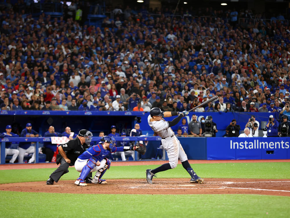 Aaron Judge Hits His 61st Home Run, Tying The Six-decade-old American ...