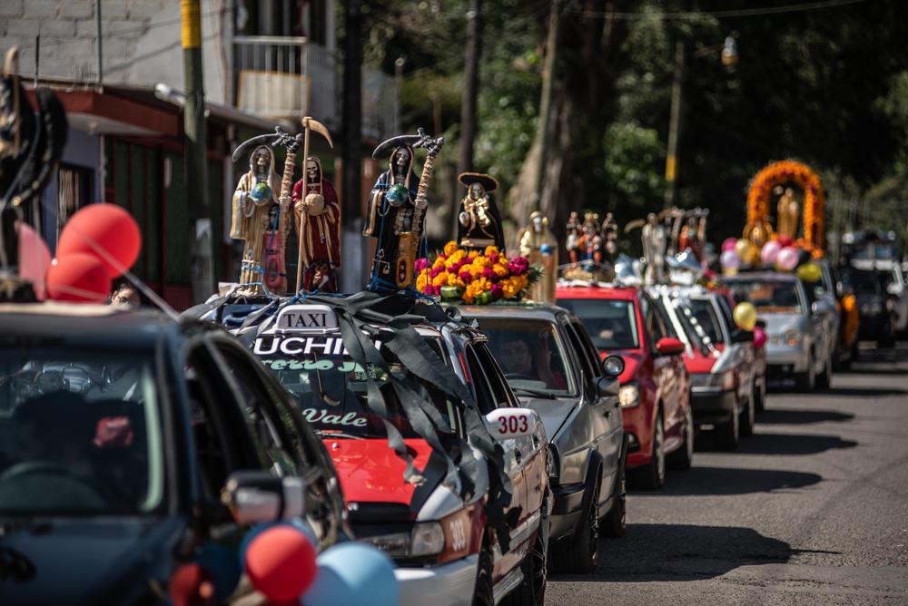 Desfile de carros con adornos y estatuas de la Santa Muerte, realizado en Coatepec el 28 de noviembre