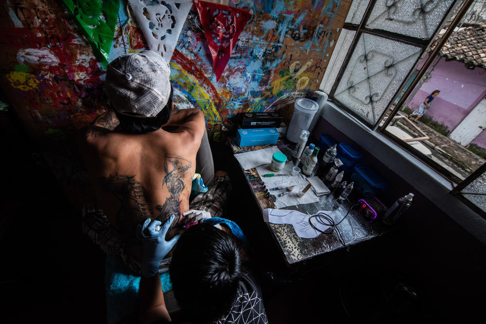 Juanín se hace un tatuaje de la Santa Muerte que ocupa toda su espalda