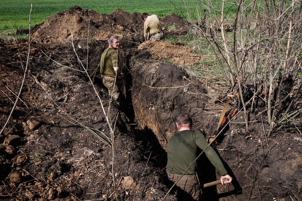 Ukrainian servicemen dig a trench near Barvinkove in eastern Ukraine on April 25.
