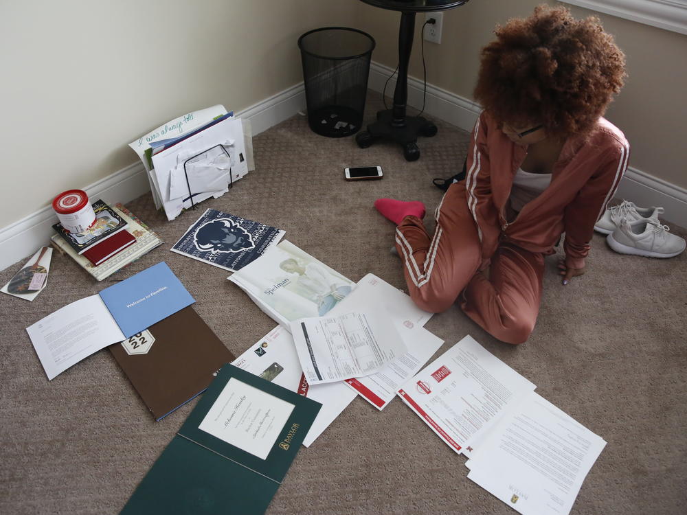 As a perspective college student, McKenna Hensley had to wade through confusing and hard-to-compare financial aid letters, trying to understand which college she could afford.