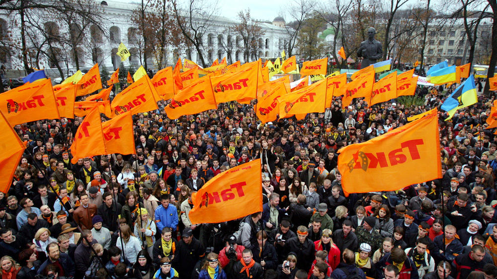 Ukrainians in the capital Kyiv take part in the 2004 
