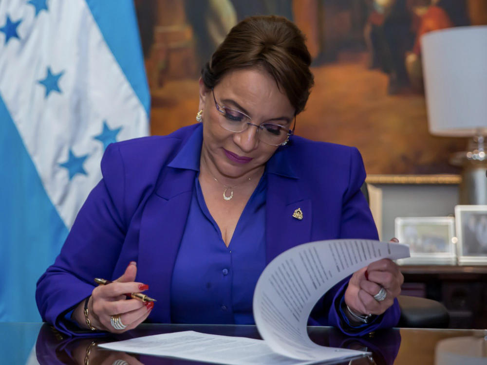 Honduran President Xiomara Castro signed a new executive document Wednesday night that will allow open access to emergency contraception.