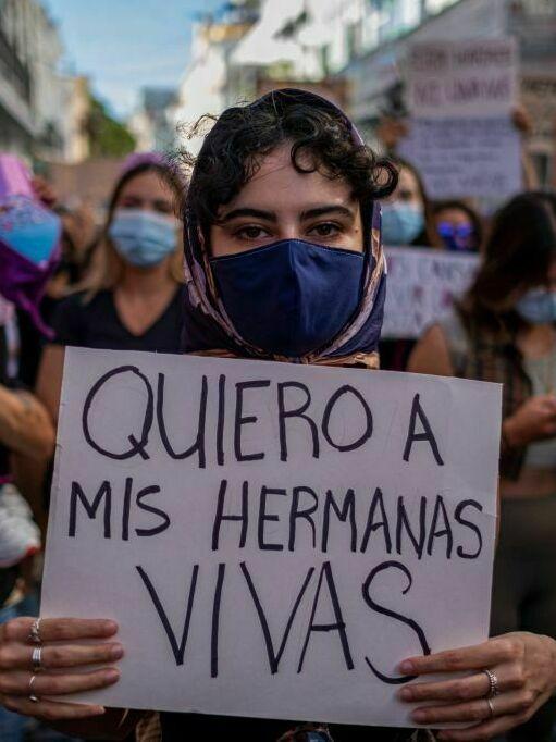 Un miembro de un colectivo feminista sostiene un cartel durante una manifestación contra la violencia sexual frente a la mansión del gobernador en San Juan, Puerto Rico en 2021.