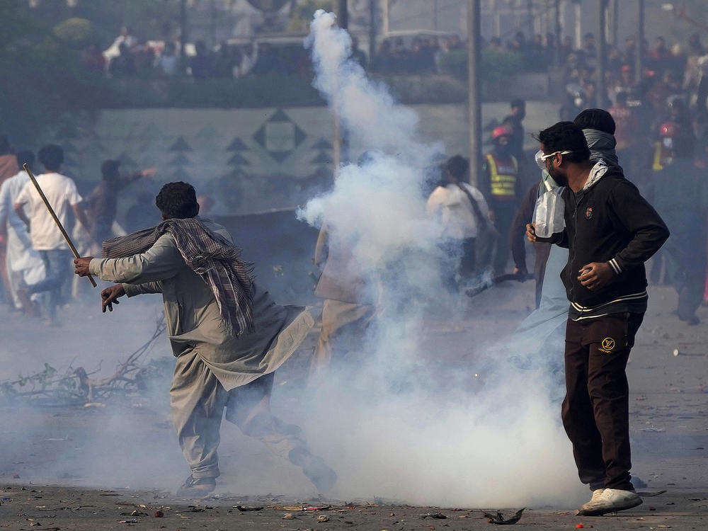 Clashes Spill Into 2nd Day As Pakistan Police Seek Arrest Of Former PM ...