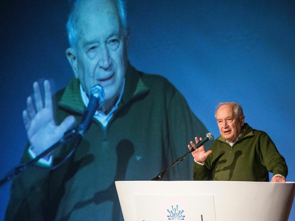 Raphael Mechoulam delivers a speech at a cannabis conference in Tel Aviv in 2016.