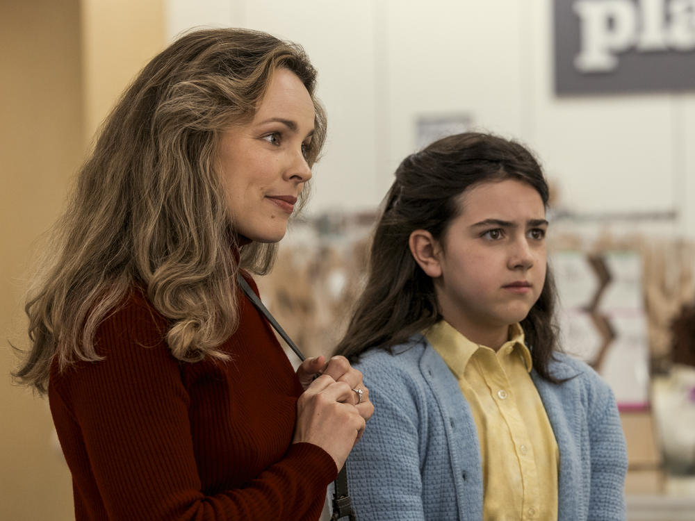 Rachel McAdams as Barbara Simon and Abby Ryder Fortson as Margaret Simon in <em>Are You There God? It's Me, Margaret.</em>