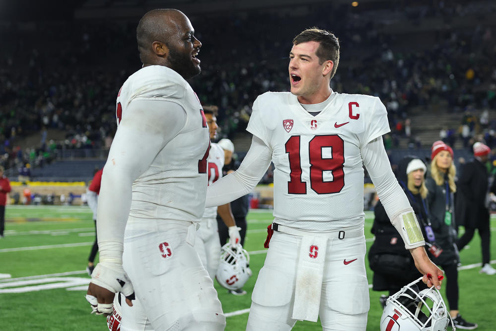 Hinton (left) celebrates with his then-Stanford Cardinal teammate Tanner McKee after a win in 2022.