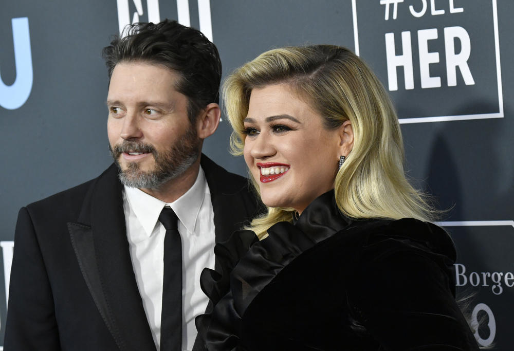 Kelly Clarkson and Brandon Blackstock attend the 25th Annual Critics' Choice Awards at Barker Hangar in January 2020.