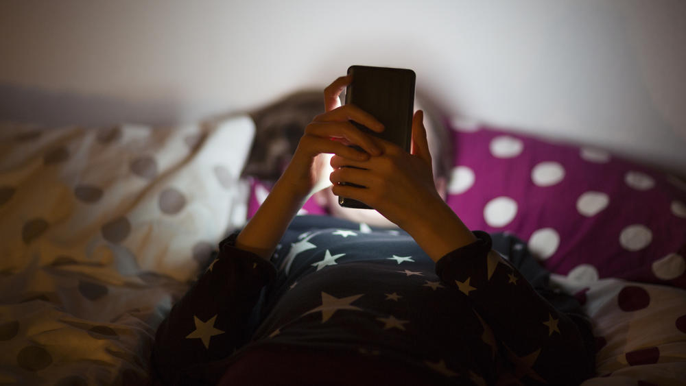 Are smartphones safe for tweens? Parents should be aware of the risks, a screen consultant advises.