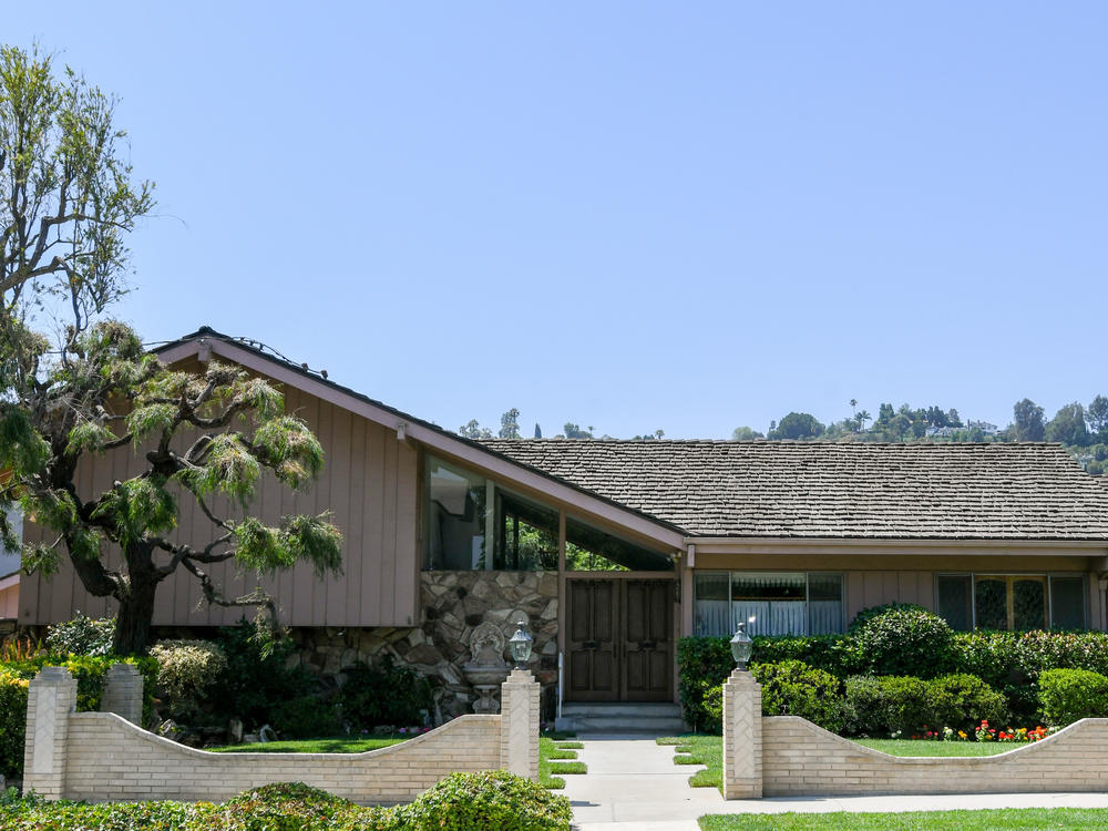 When the home that was featured — at least its outside — on <em>The Brady Bunch</em> went on the market, buyer Tina Trahan reportedly told her agent she was 