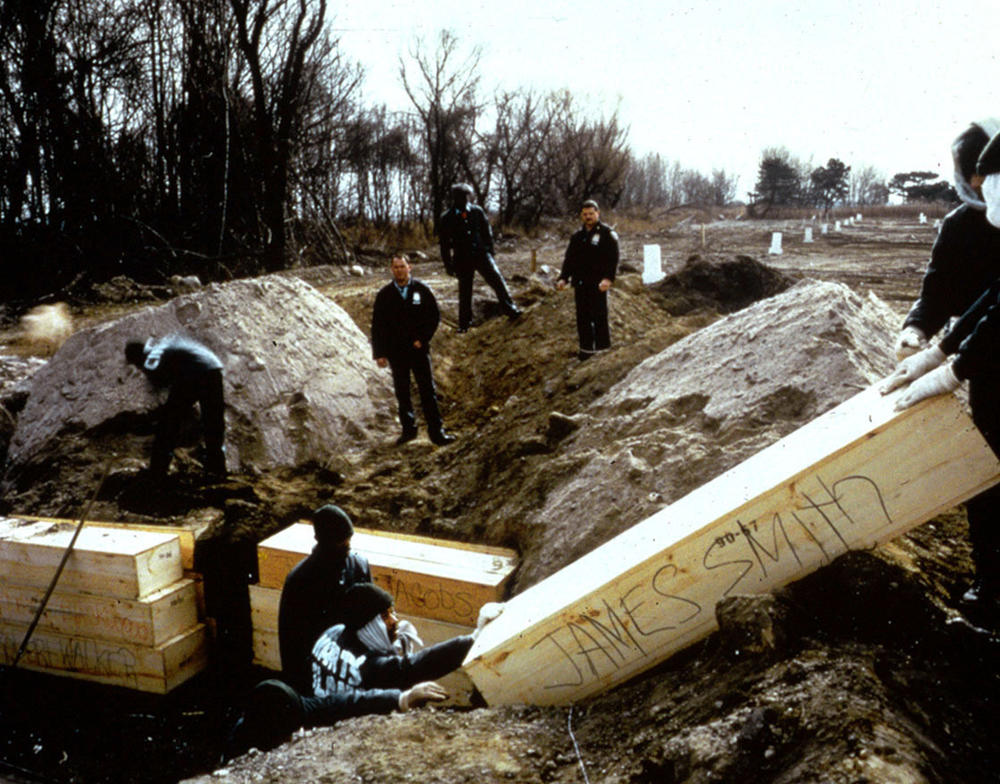 Incarcerated men from the Rikers Island jail bury adults in a mass grave on Hart Island in 1992.