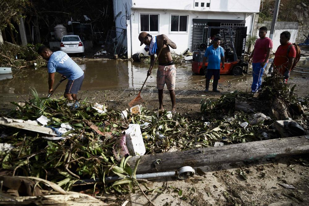 <strong>Oct. 28:</strong> Locals remove debris left by the passage of Hurricane Otis in Puerto Marques, Guerrero State, Mexico.